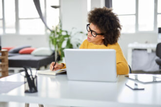 How to Become a Copywriter and Find Remote Copywriting Jobs