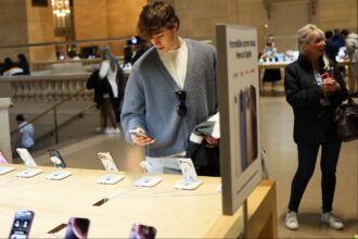 Apple Shoppers Race to Stores to Buy iPhones