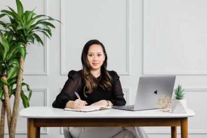 She Made $87K Her First Year — Her Niche? PowerPoint Presentations
